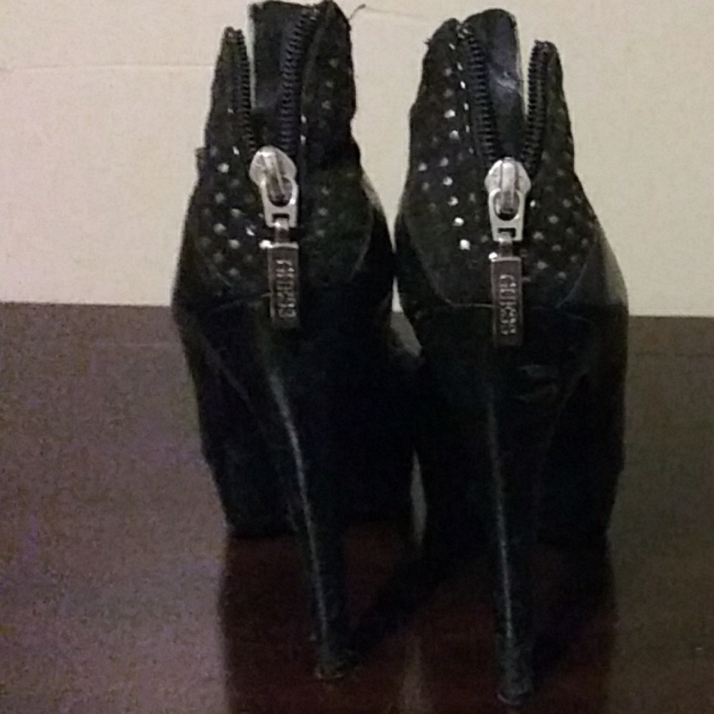 Guess size shoe 7 heels very nice and sexy